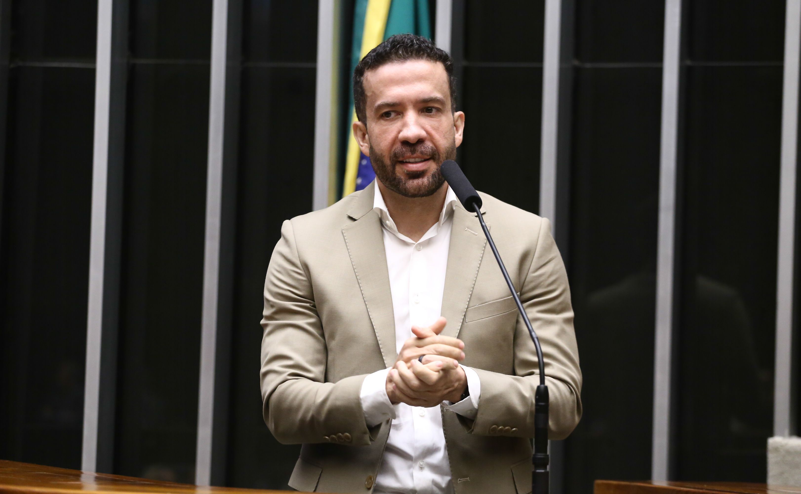 Deputado mineiro pede cassação do mandato de Janones por ironizar Bolsonaro