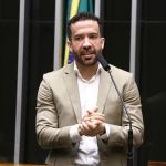 Deputado mineiro pede cassação do mandato de Janones por ironizar Bolsonaro