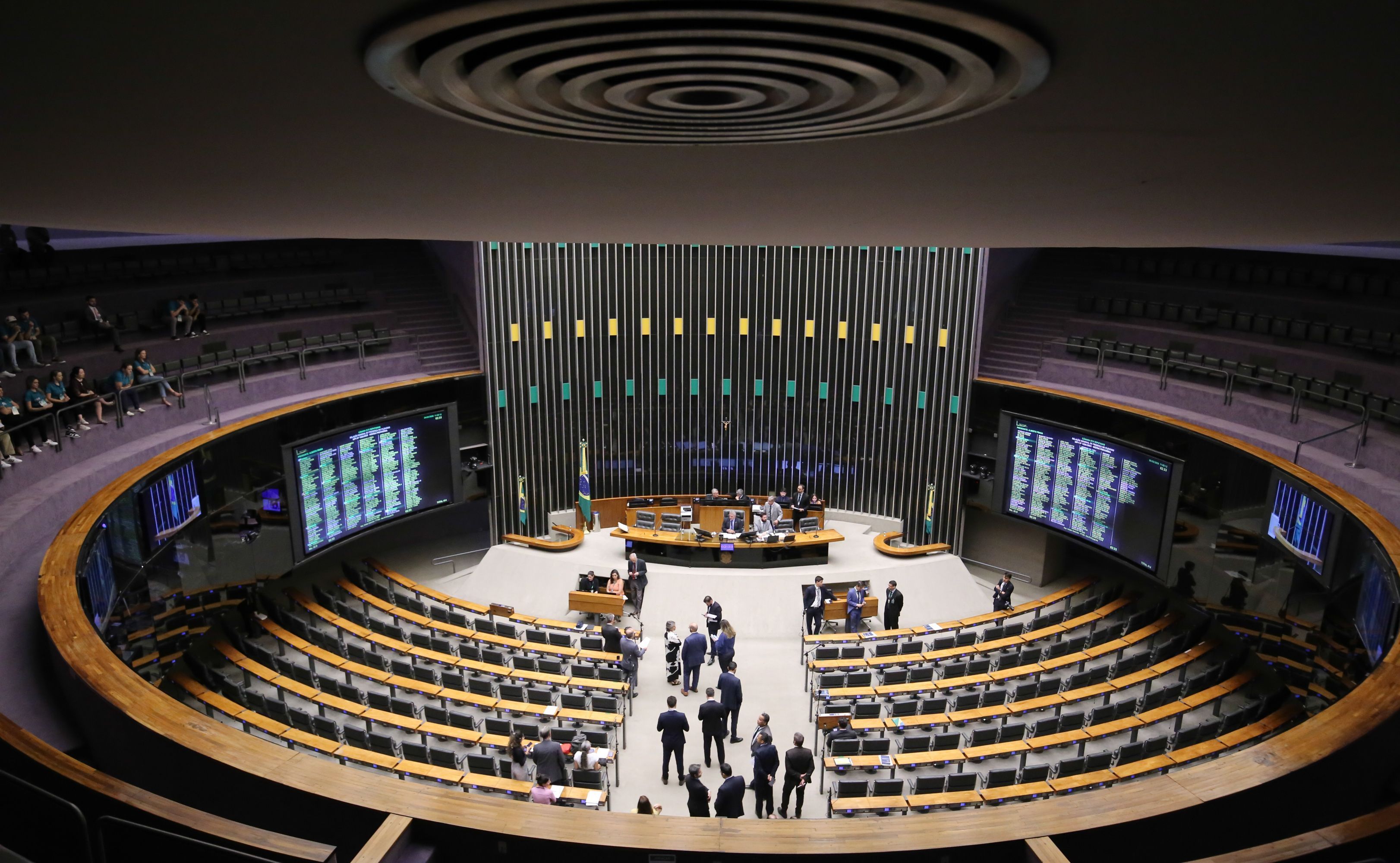 Motta suspende sessões da Câmara para abrir espaço a articulações partidárias