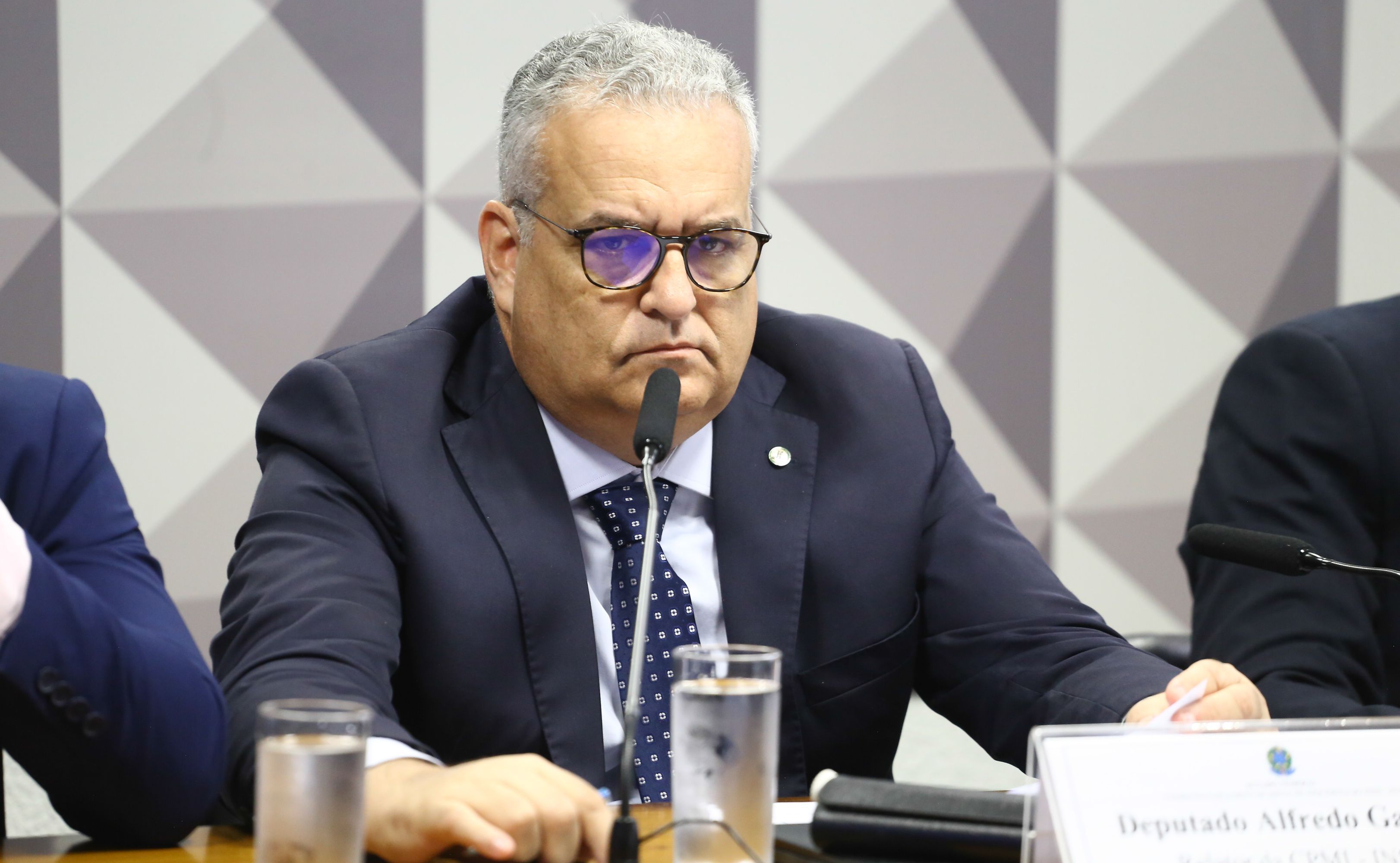 Alfredo Gaspar, vice de Flávio Bolsonaro, afirma que justiça demorou a reconhecer fake news contra ele