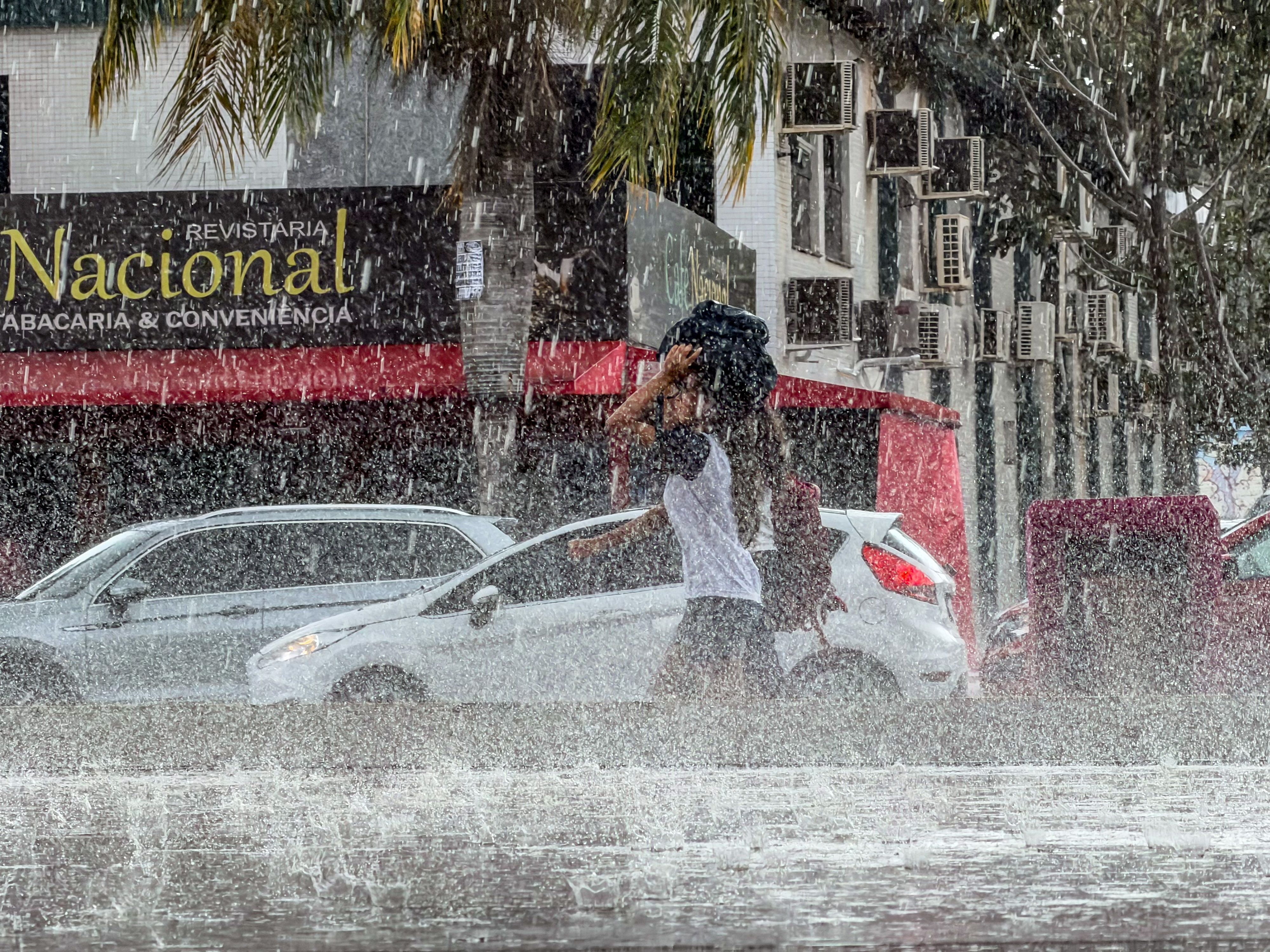 Chuva de 100 mm ameaça 708 cidades de três estados nesta segunda (21); veja lista