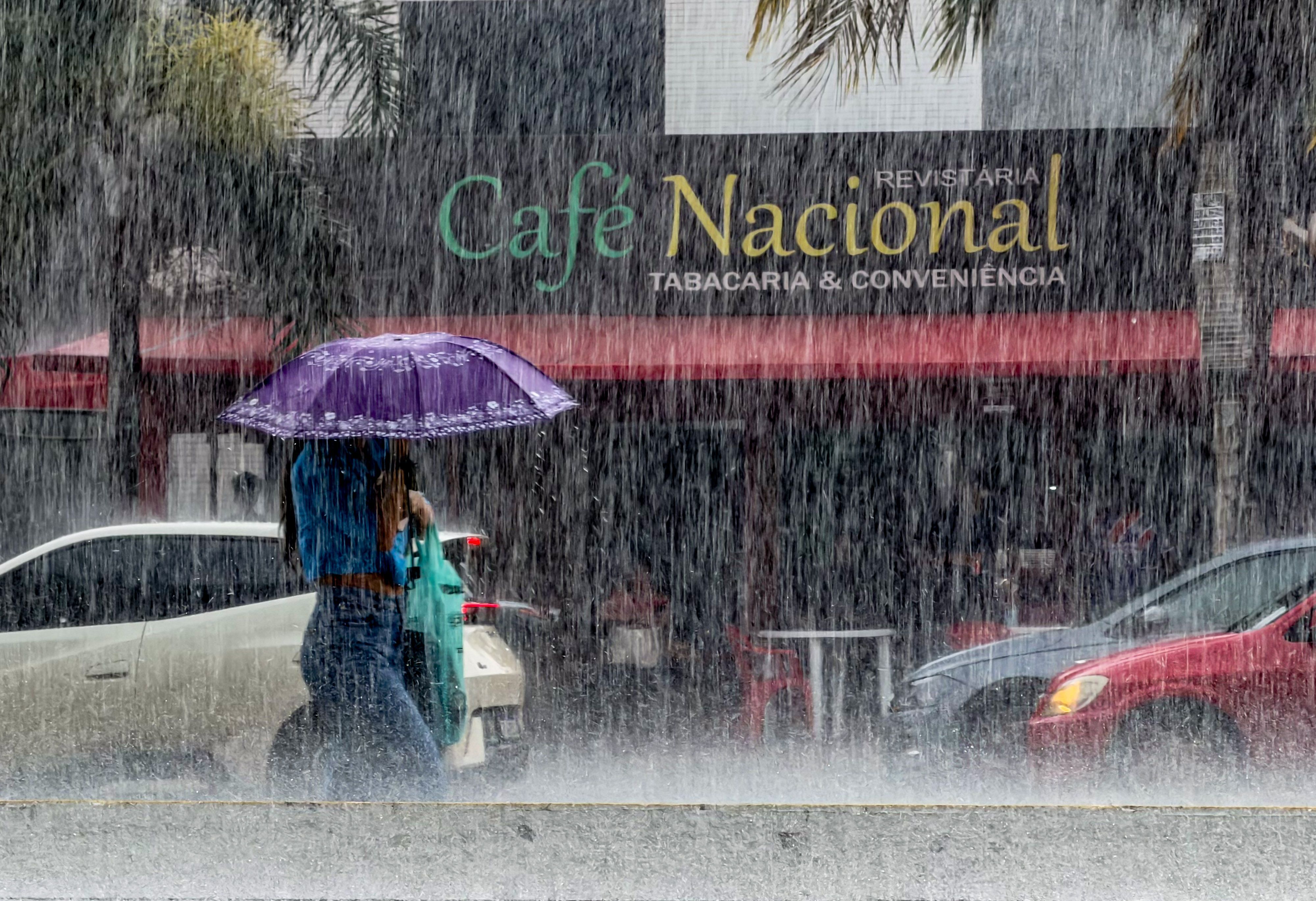 Chuva intensa coloca sete estados brasileiros em alerta laranja; veja cidades