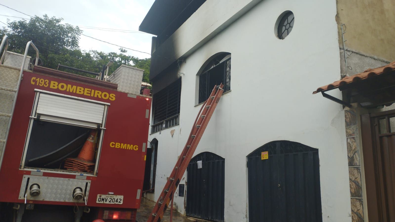 Homem de 46 anos morre queimado em incêndio em casa em Ubá (MG)