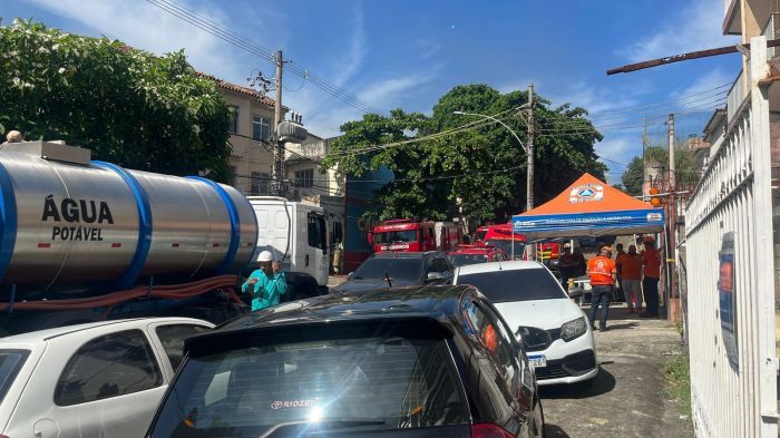 Local foi isolado pelo Corpo de Bombeiros e caminhão pipa foi acionado. 