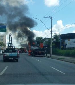 Veículo pegou fogo na altura do bairro Floramar, Região Norte de BH