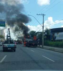 Veículo pegou fogo na altura do bairro Floramar, Região Norte de BH