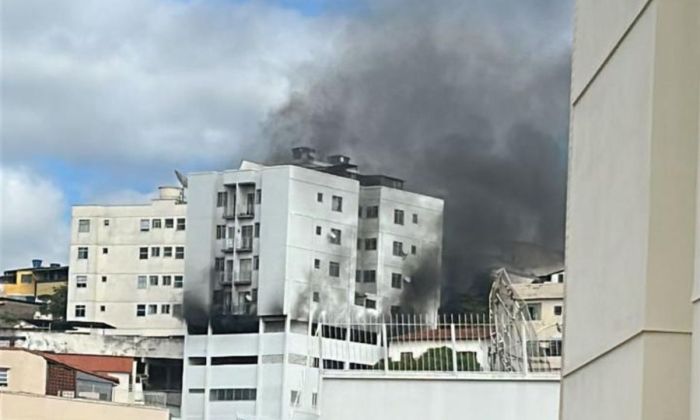 Fumaça por causa de incêndio de carro em garagem em Juiz de Fora 