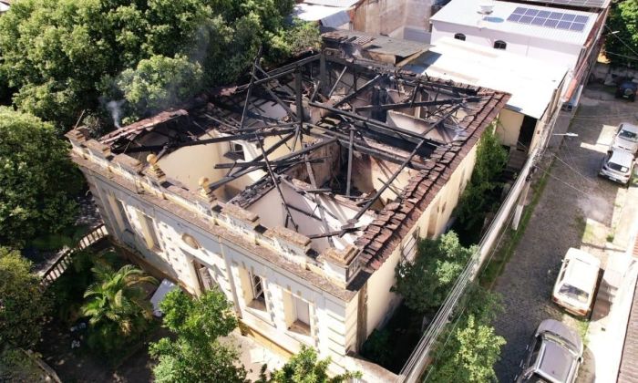 Incêndio destrói imóvel onde funcionou delegacia em Cataguases  