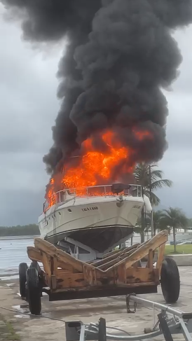 Vídeo: incêndio consome lancha de luxo atracada em Marina no Guarujá