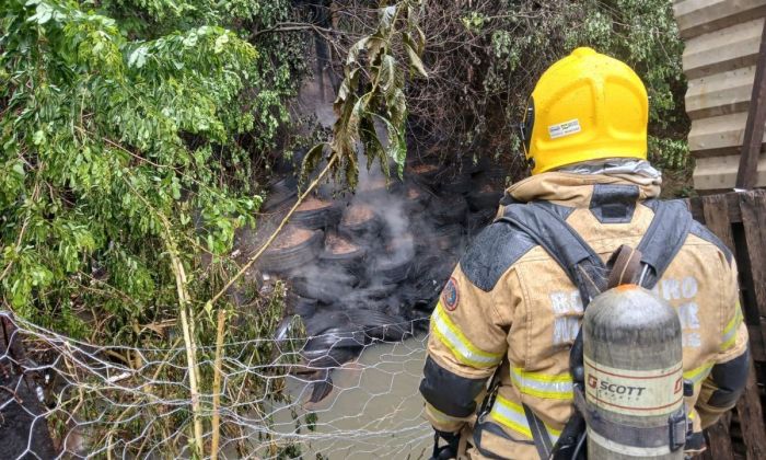 incendio em pneus em contenção no Bairro Santa Cruz Foto Corpo de Bombeiros Divulgação.jpg