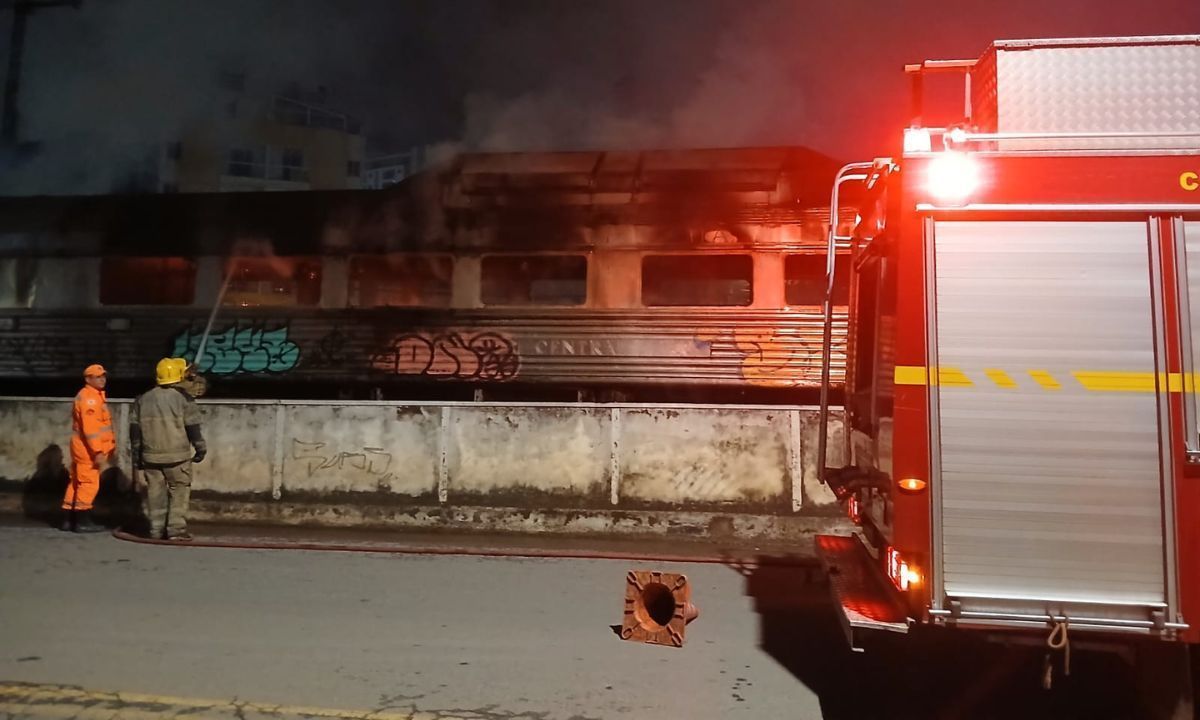 Bombeiros combatem incêndio em vagão abandonado em Juiz de Fora