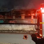 Bombeiros combatem incêndio em vagão abandonado em Juiz de Fora
