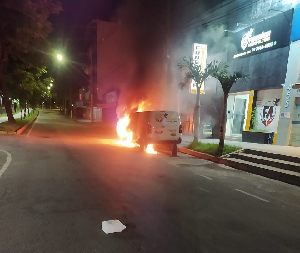 Veículos são destruídos por incêndios criminosos em Ipatinga e Timóteo