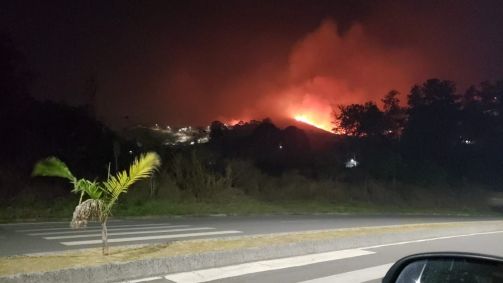 Incêndio na Serra de São José: três aeronaves e mais de 60 pessoas tentam controlar chamas
