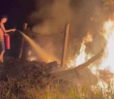 Moradores controlaram o fogo com extintores Moradores controlaram o fogo com extintores