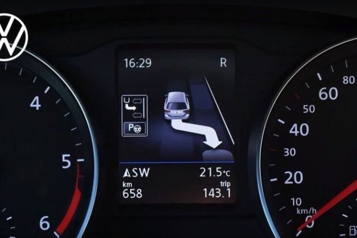indicador no painel de sistema de assistencia de estacionamento