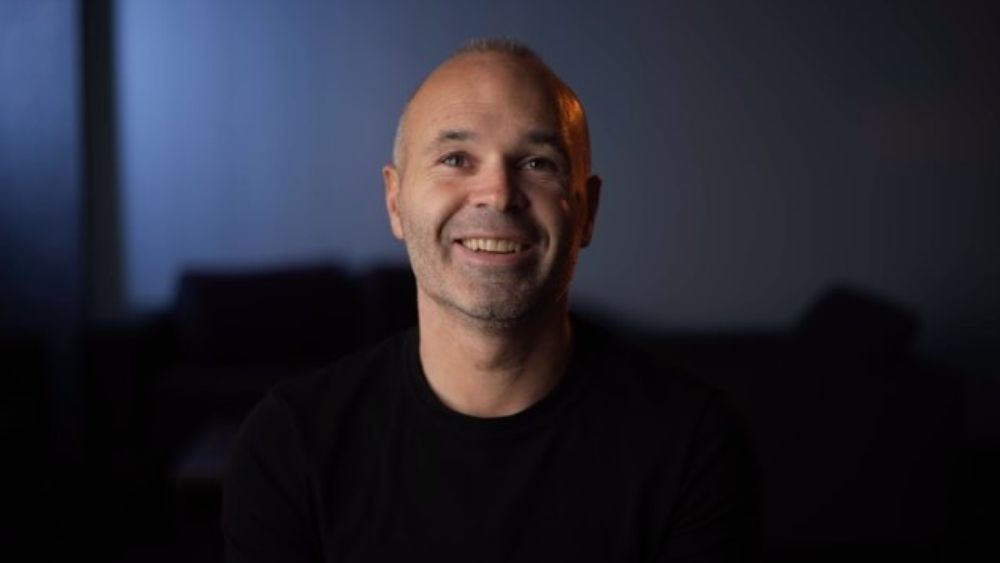 'Herói' da Espanha e ídolo do Barcelona, Iniesta anuncia aposentadoria