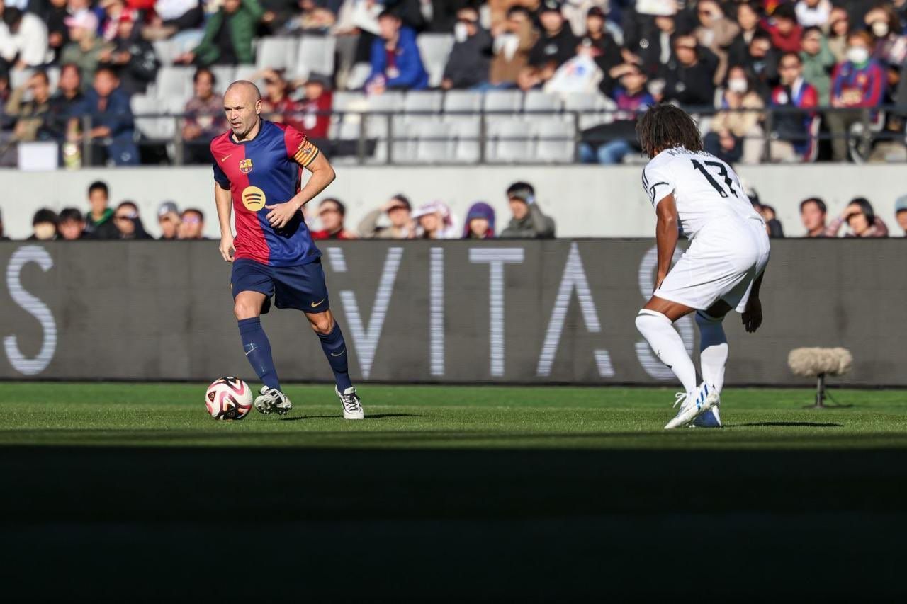 Iniesta se despede do Japão em amistoso de lendas entre Barcelona e Real Madrid