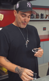 André Marques recebe diamantes feitos a partir de cinzas de cachorra