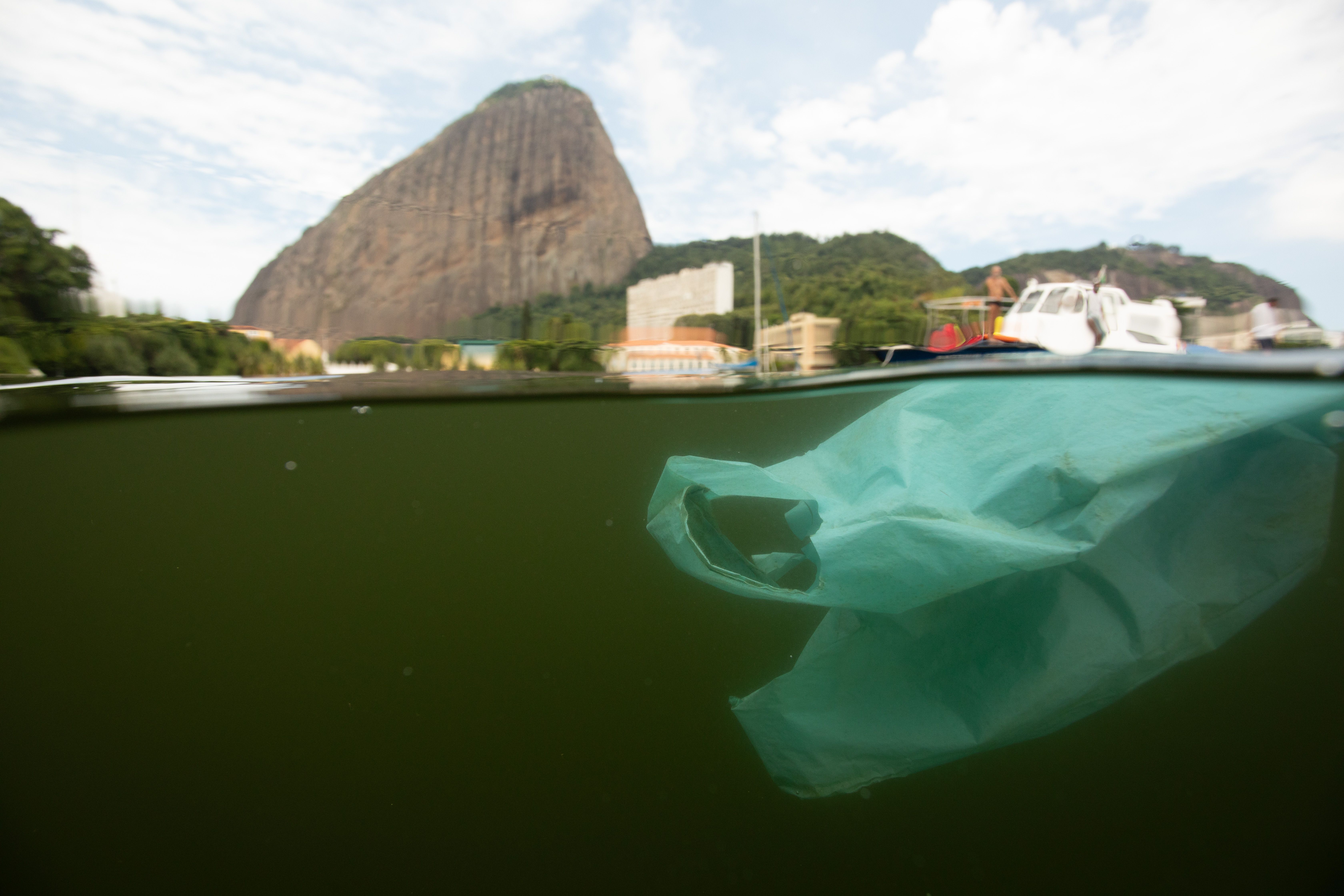 Brasil é o oitavo país que mais polui o oceano com plástico, aponta pesquisa