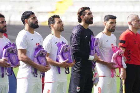 Jogadores do Irã com mochilas infantis antes de jogo