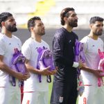 Seleção do Irã leva mochilas a campo em homenagem a crianças vítimas de ataque