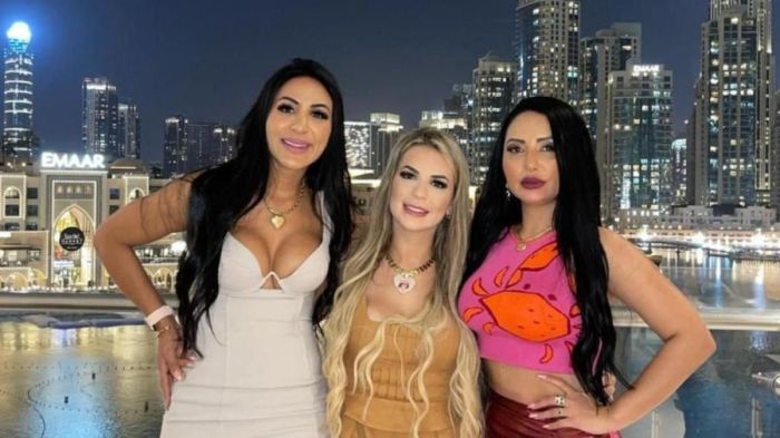 Deolane recebe visita das irmãs na prisão enquanto aguarda audiência de custódia | CNN Brasil