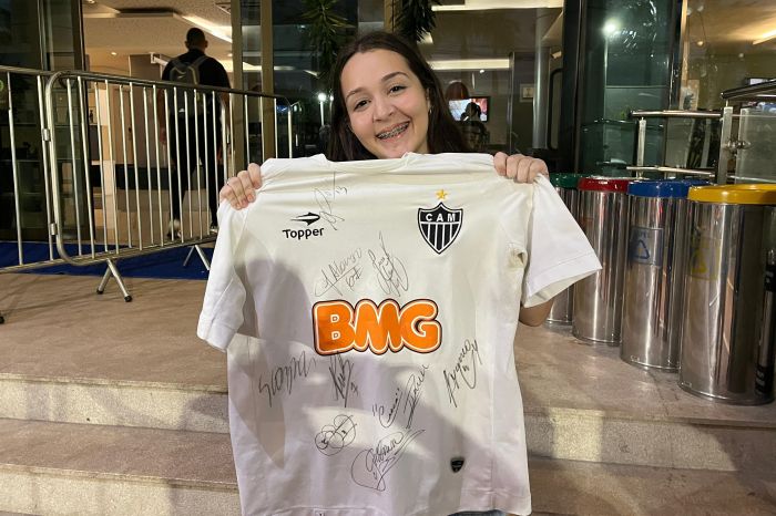 Isabela posa com camisa autografada por atletas do Galo