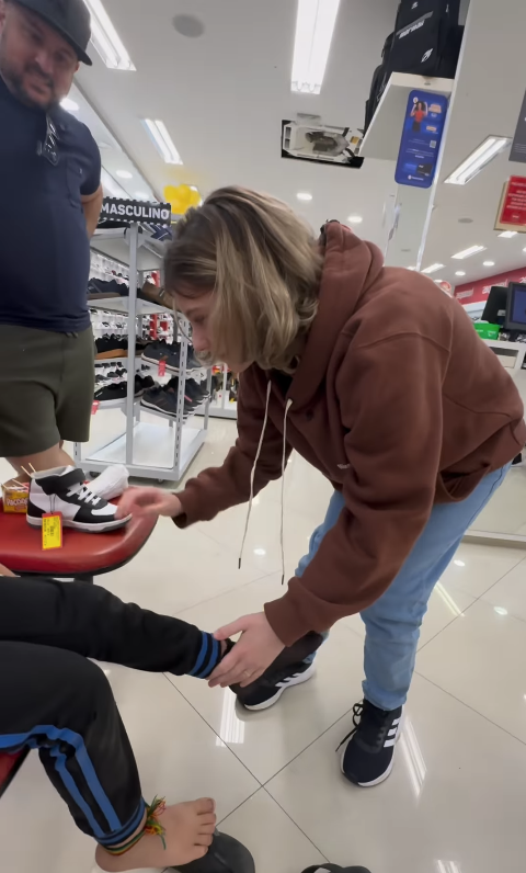 Isabel Veloso presenteia criança às vésperas de aniversário 
