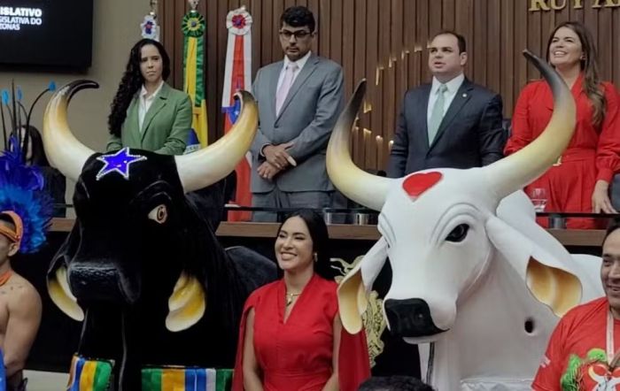 Isabelle recebeu a medalha Ruy Araújo ao lado dos bois Caprichoso e Garantido