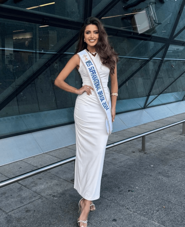 Isadora Murta posa com o vestido que precisou comprar para o concurso 