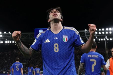 Sandro Tonali comemora gol em Itália x Irlanda do Norte, pela Repescagem Europeia para a Copa de 2026