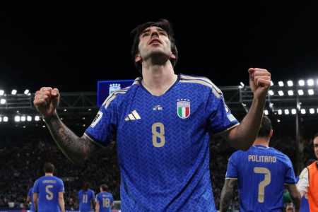 Sandro Tonali comemora gol em Itália x Irlanda do Norte, pela Repescagem Europeia para a Copa de 2026