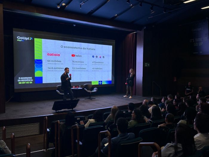 Cândido Henrique, Gerente Executivo da Itatiaia e Alexandra Bello Mendonça, Diretora Executiva de Aceleração Digital e Inovação da CNN, durante palestra nesta quinta-feira (30).