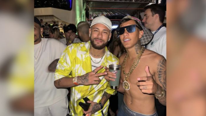 Em uma foto, também publicada em seu instagram, Meno Kabrinha aparece ao lado do jogador de futebol Neymar Junior