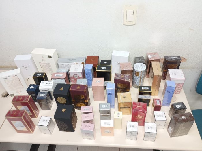 Diversos perfumes importados sem nota fiscal foram apreendidos Diversos perfumes importados sem nota fiscal foram apreendidos