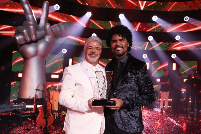 O técnico Lulu e Ivan Barreto com o troféu