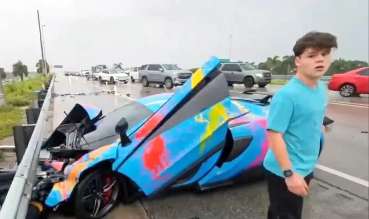 Youtuber destrói carro de R$ 1,6 milhão ao se distrair com o celular