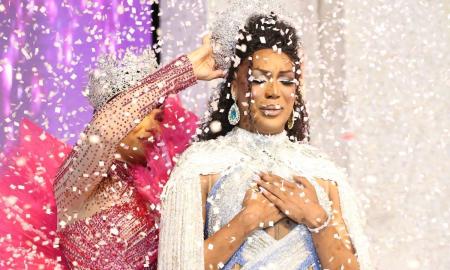 Jade Hwskaier sendo coroada Miss Brasil Gay 2025 por Allexa Dantas