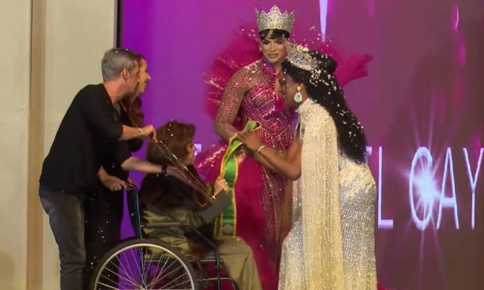 Jade Hwskaier recebe a faixa e o troféu de Miss Brasil Gay 2025 de Chiquinho Mota, criador do concurso Imagem Reprodução Youtube.jpg
