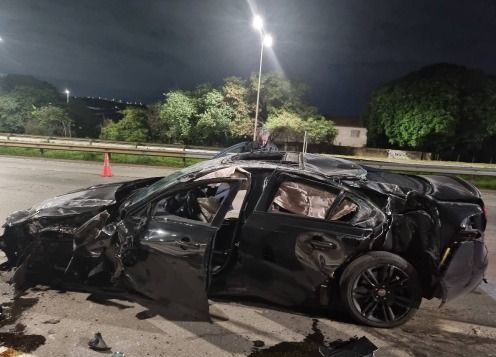Carro esportivo de luxo capota na MG-10, na Grande BH, e fica completamente destruído