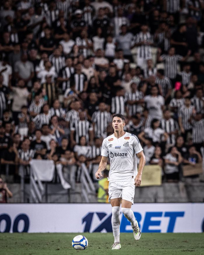 Jair em ação pelo Santos