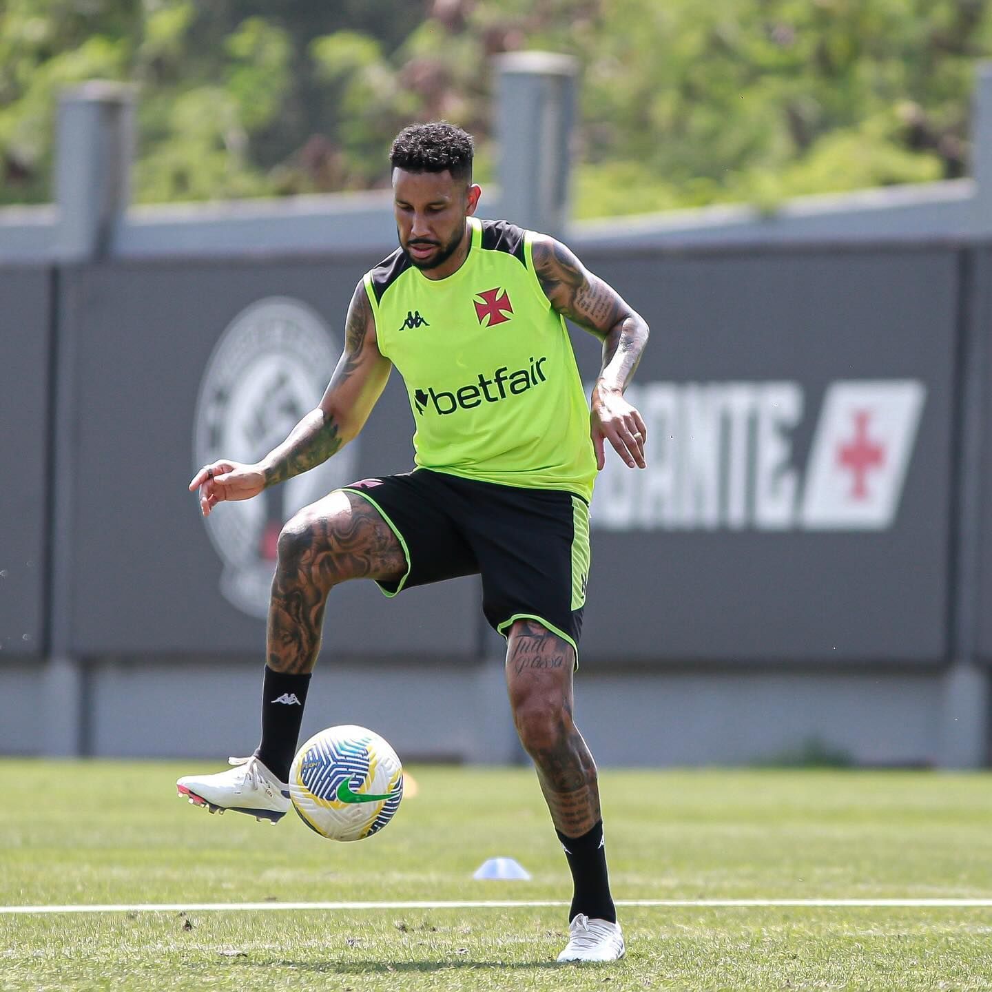 Volante treina no campo e pode retornar ao Vasco nas próximas semanas