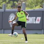 Volante treina no campo e pode retornar ao Vasco nas próximas semanas