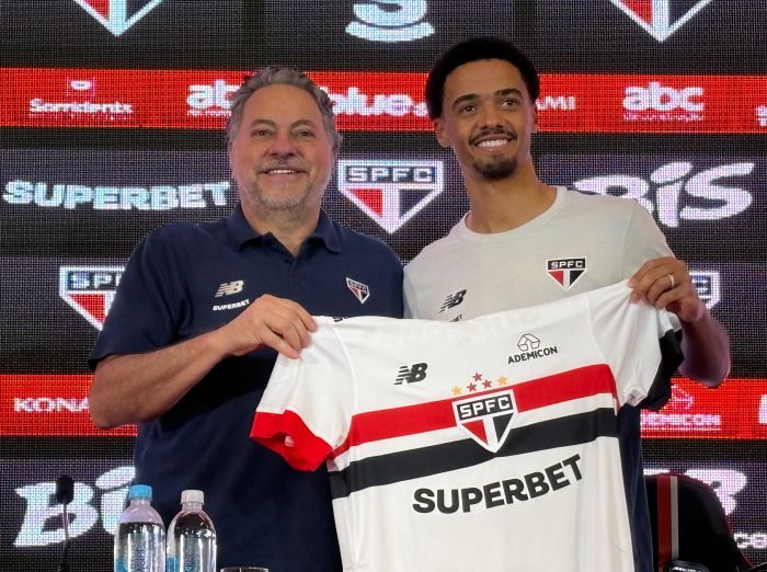 Jamal Lewis ao lado do presidente Julio Casares Jamal Lewis ao lado do presidente Julio Casares