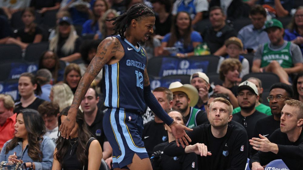 Astro da NBA deixa jogo de pré-temporada após torcer tornozelo e assusta
