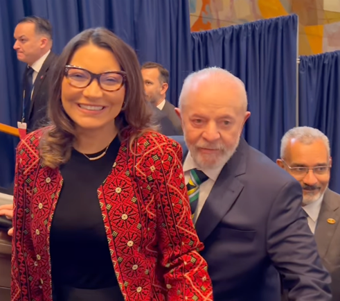 Após Lula defender criação de Estado Palestino, Janja usa um casaco típico