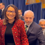 Após Lula defender criação de Estado Palestino, Janja usa um casaco típico