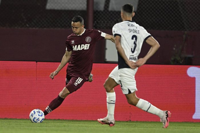 Jara em ação pelo Lanús contra o Independiente, no Campeonato Argentino