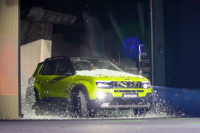 Jeep Avenger atravessa vidro no Salão de SP